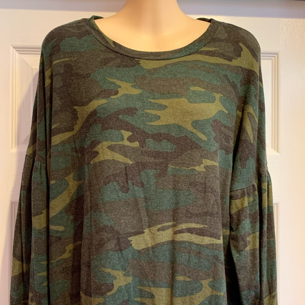 NWT Sundry camo L/S sweatshirt